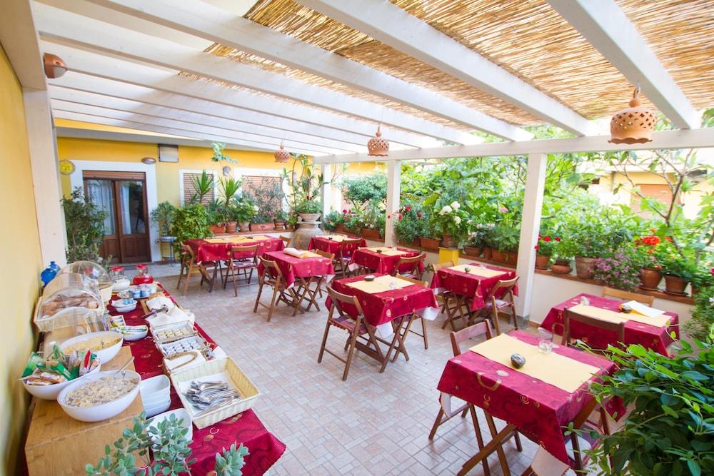 Hotel Donna Rosa Сант-Алессио-Сикуло Экстерьер фото