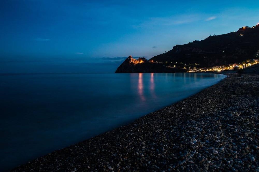 Hotel Donna Rosa Сант-Алессио-Сикуло Экстерьер фото
