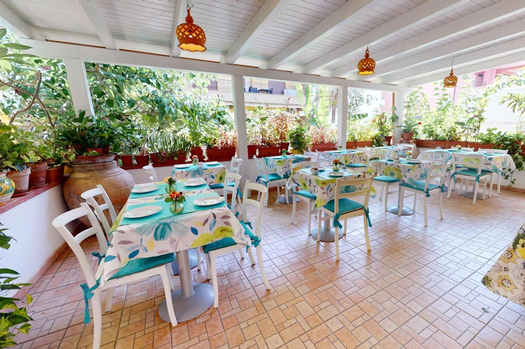 Hotel Donna Rosa Сант-Алессио-Сикуло Экстерьер фото