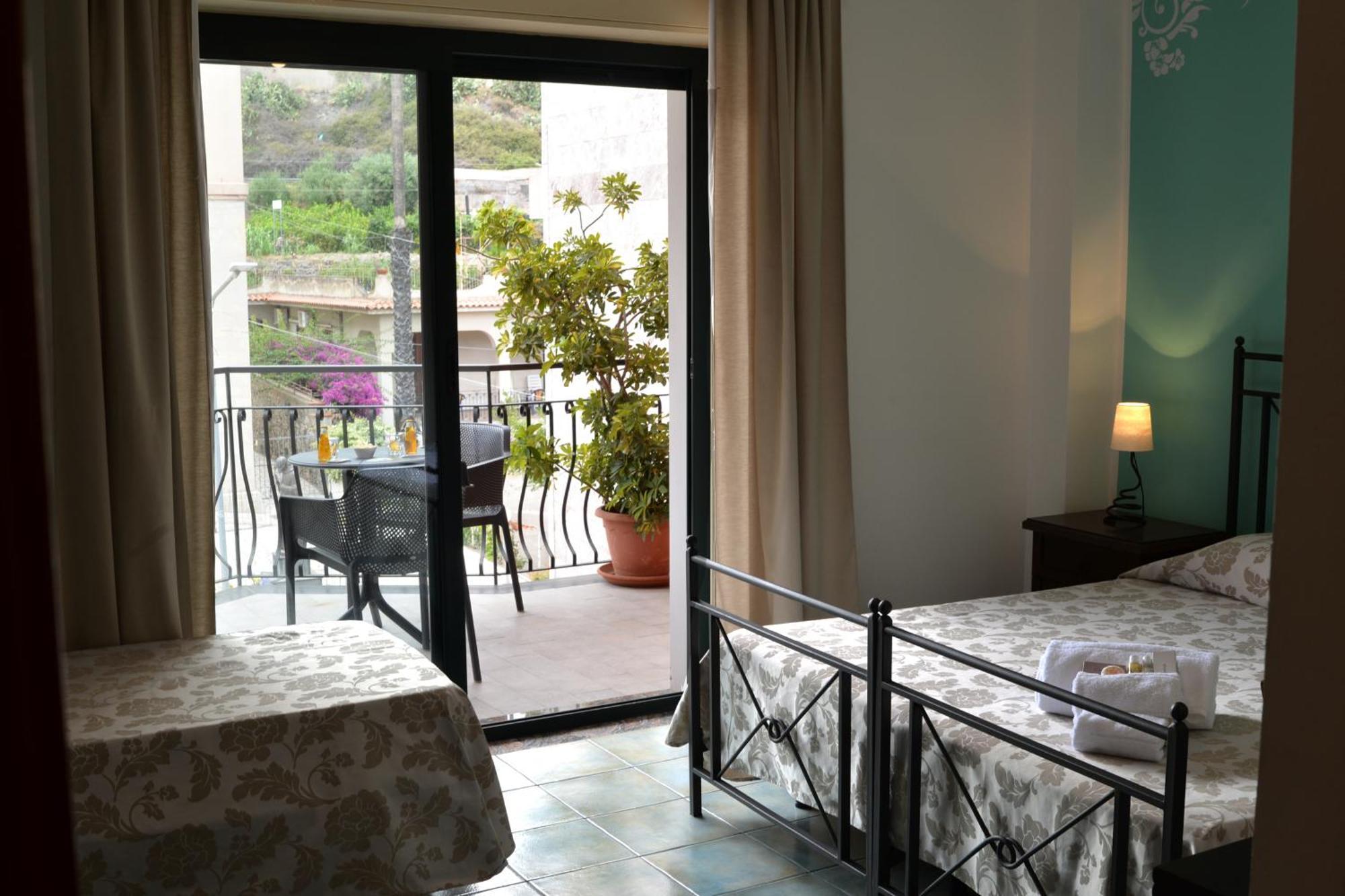 Hotel Donna Rosa Сант-Алессио-Сикуло Экстерьер фото