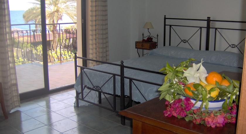Hotel Donna Rosa Сант-Алессио-Сикуло Экстерьер фото